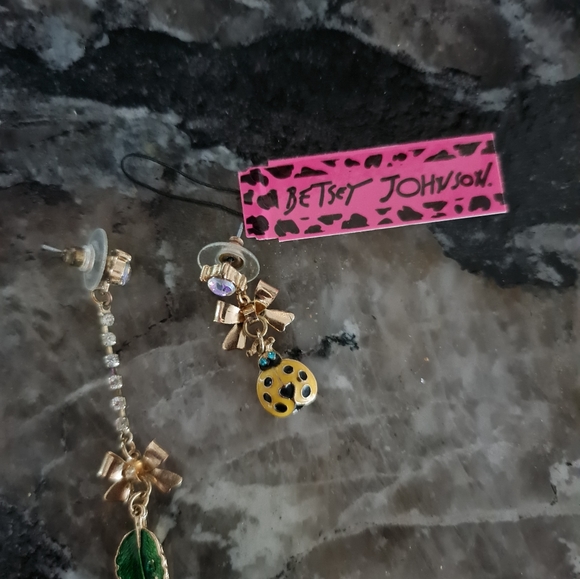 LOT OF 2 BETSEY JOHNSON EARINGS - Picture 2 of 2